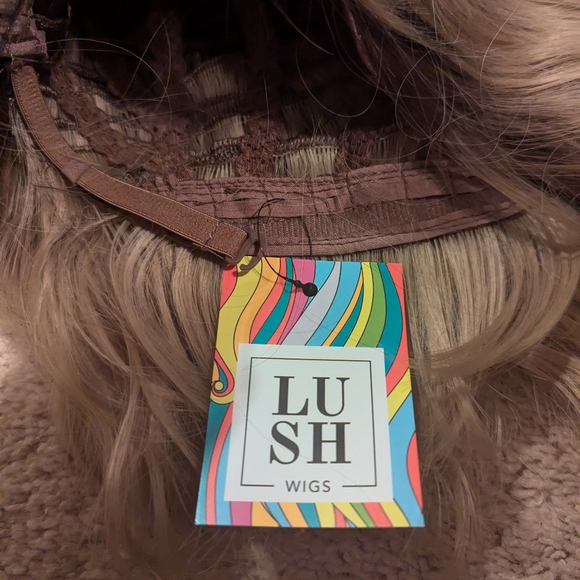 Lush Wig - Picture 5 of 5